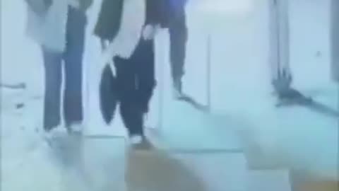 VIDEO e rëndë në Iran/ Dhunohet në mes të rrugës gruaja vetëm se ajo nuk kishte vënë shaminë
