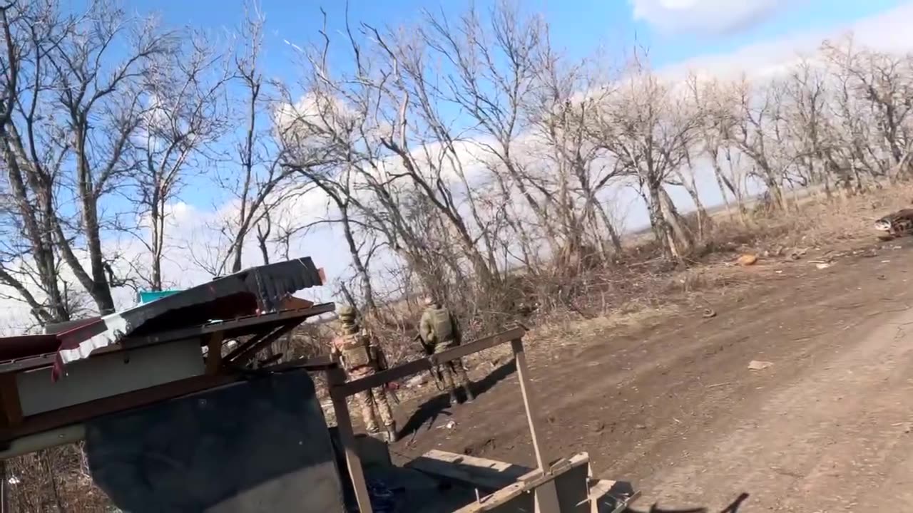 🐝💥 A group of Russian soldiers, while trying to evacuate a buggy, is hit by an