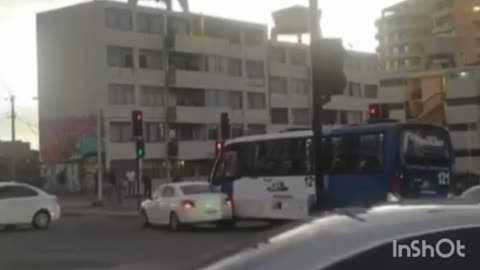 Colisión entre microbús y vehículo menor en Antofagasta dejó dos personas lesionadas