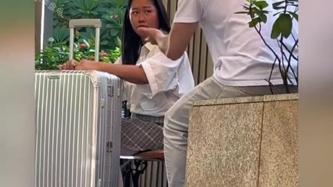 盘点那些网恋奔现搞笑瞬间，网恋需谨慎 #网恋奔现 #万万想不到 #专治不开心 #看一遍笑一遍 #搞笑