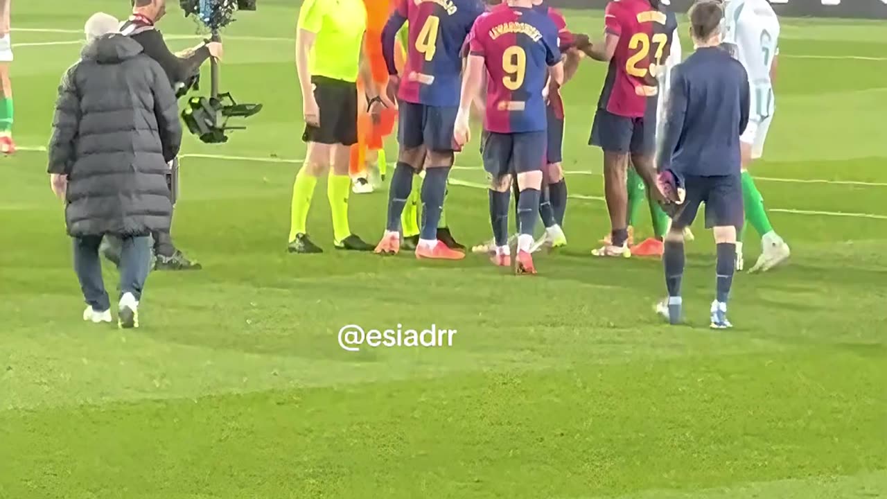 ¡RAPHINHA ESTALLA CONTRA EL LINIER! 😡 “Eres un maleducado” | El caos en Barça-Betis ⚽🔥
