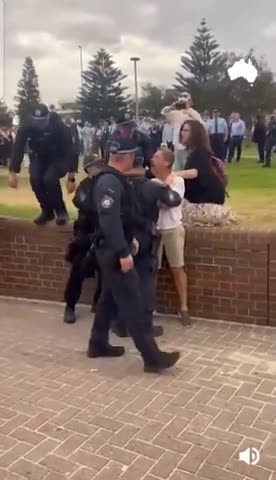 man was actually ARRESTED for heckling Prime Minister Anthony Albanese on Bondi Beach!!？？