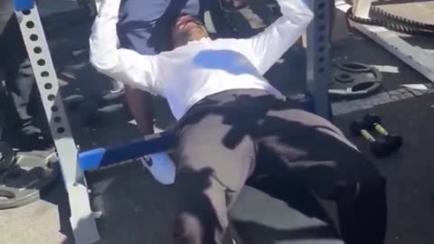 NYC Mayor candidate Zohran Mamdani unable to do one bench press rep at "Men's Day"