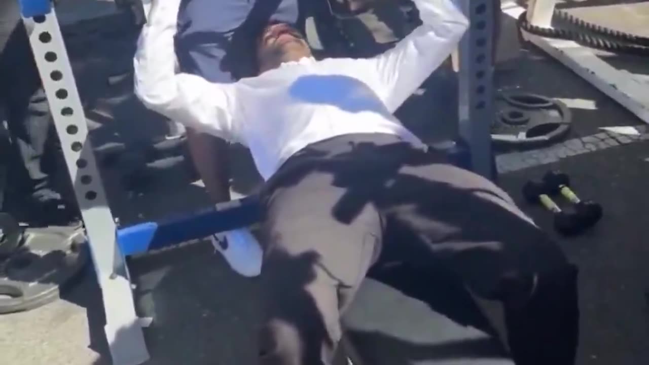 NYC Mayor candidate Zohran Mamdani unable to do one bench press rep at "Men's Day"