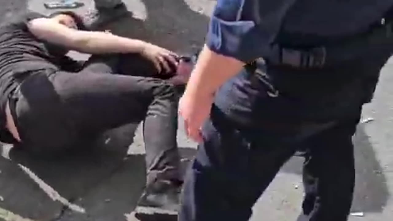 Insane scenes outside the Iranian embassy in London, as Iranians protesting against