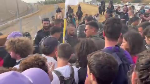 💥HAPPENING NOW! 100's of Israelis Marching to Gaza, Demanding End of Massacre - Police Try to Block Them 5.19.25