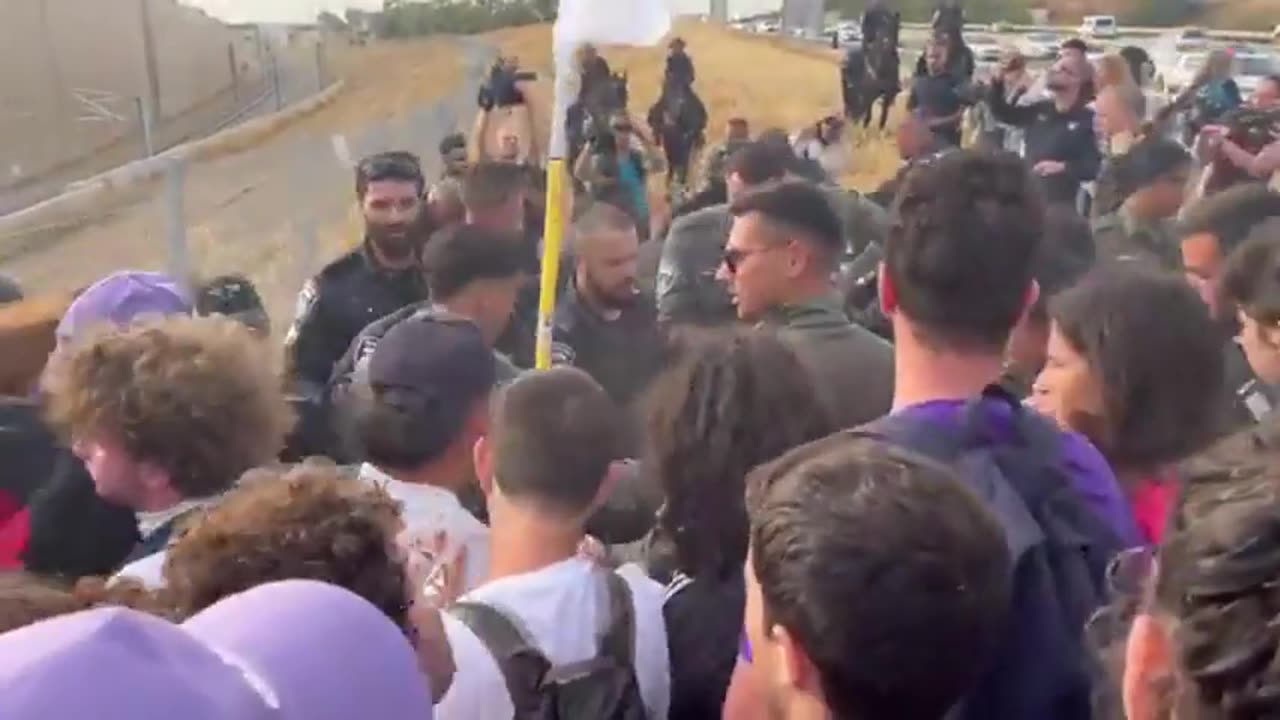 💥HAPPENING NOW! 100s of Israelis Marching to Gaza, Demanding End of Massacre - Police Try to Block Them 5.19.25