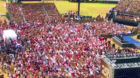 LOVE THAT BIG, BEAUTIFUL CROWD!!!🇺🇸😍😍😍