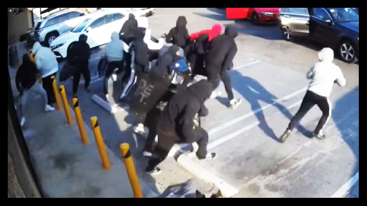 Man Scares Off Would-Be Jewelry Store Robbers With One Simple Trick...