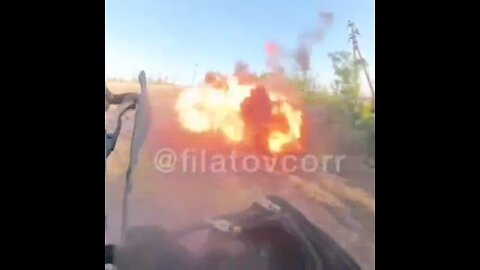 Dron ucraniano casi embiste a un corresponsal ruso y explota a su lado