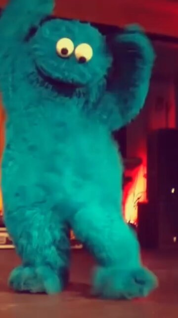 Cookie Monster got some dance moves 😭