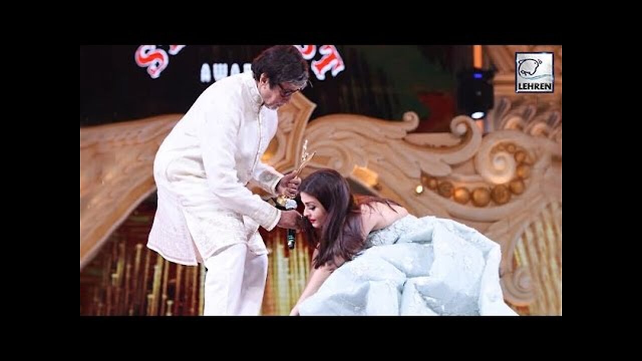 Aishwarya Rai was seen touching father-in-law Amitabh Bachchan's feet before receiving an award.