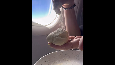 Como la comida del avión le gusta, elabora su propio plato