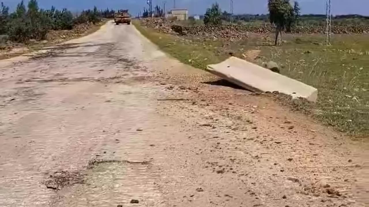 A large convoy of Israeli tanks entered the areas of southern Quneitra for several