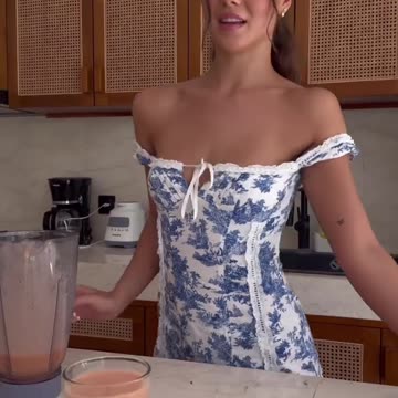who doesn’t love a smoothie #british #brunette #cooking
