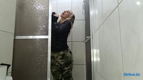 Wetlook leggings girl in shower