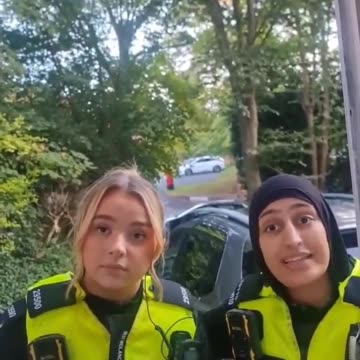 🚨 Witajcie w Orwellowskiej Brytanii! 🇬🇧📵 Brytyjska policja wtargnęła do domu kobiety, aby skonfiskować telefon jej dziecka. Powód?