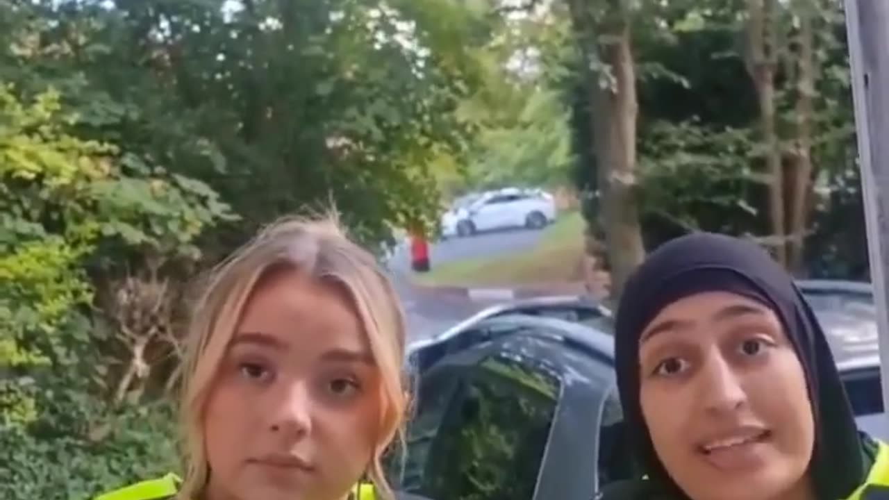 🚨 Witajcie w Orwellowskiej Brytanii! 🇬🇧📵 Brytyjska policja wtargnęła do domu kobiety, aby skonfiskować telefon jej dziecka. Powód?