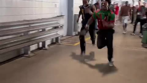 Speed beats Travis Scott in a race😭