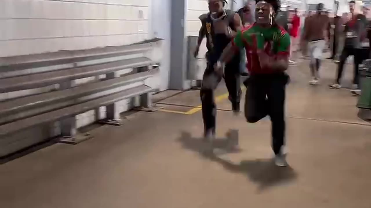 Speed beats Travis Scott in a race😭