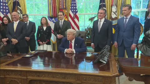Trump Gets Phone Call During Executive Orders @WhiteHouse