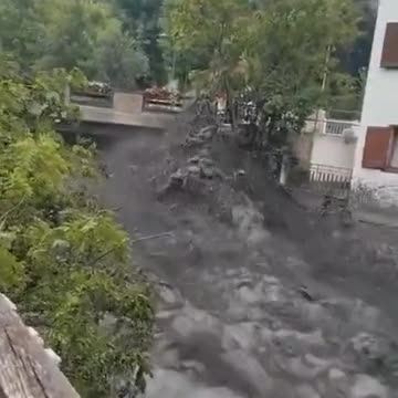 Situatë e rëndë nga moti i keq në veri të Italisë, lumenjtë vërshojnë nëpër rrugë