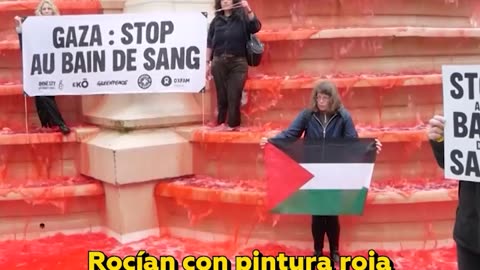 Activistas rocían pintura roja en fuente de París en protesta por conflicto en Gaza