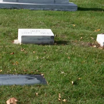 FAMOUS GRAVES - VOL. 84: CURLY LAMBEAU
