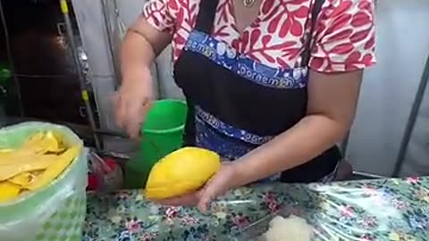 Thailand’s Iconic Mango Sticky Rice That Never Fails to Impress 🥭🍚