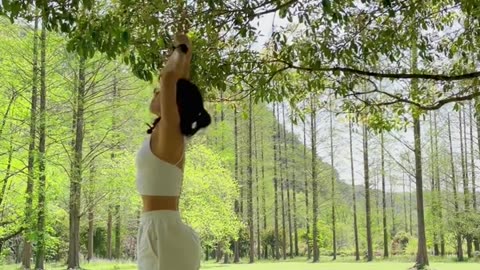 “Outdoor Yoga Bliss – The Most Relaxing Way to Move 🧘‍♀️🌿”