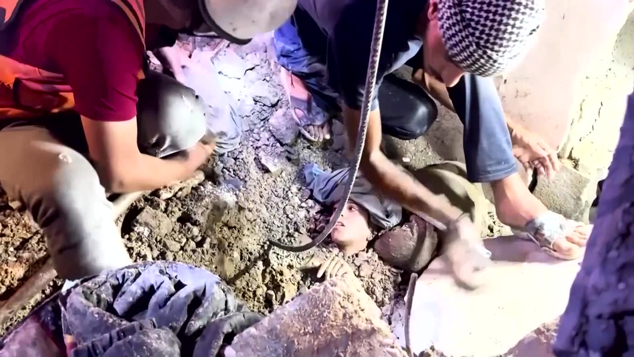 Gazans rescue woman from under rubble