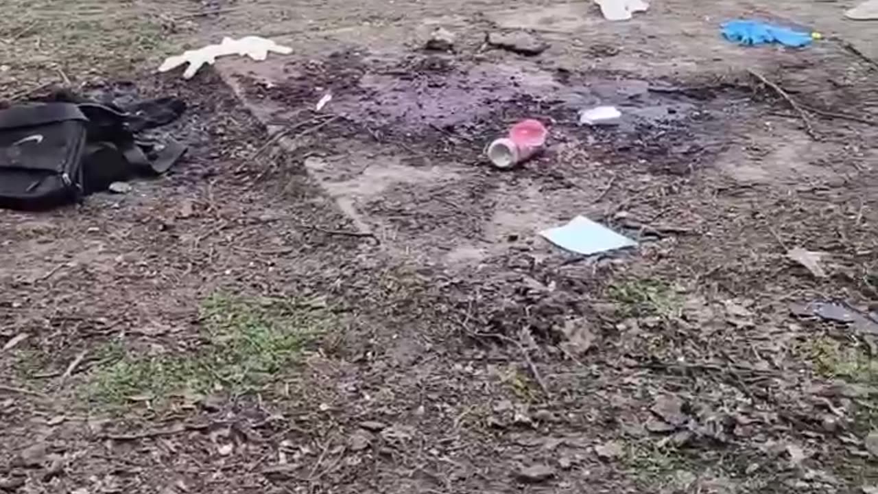 🕯️ People bring flowers and toys to the site of a missile attack. Yesterday's attacks