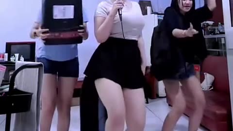 Wanita cantik lagi nyanyi lagu terkocak