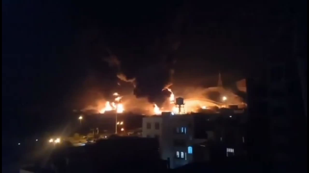 Autentické záběry zásahu rafinérie v Haifě íránskou hypersonickou raketou Fattah-1