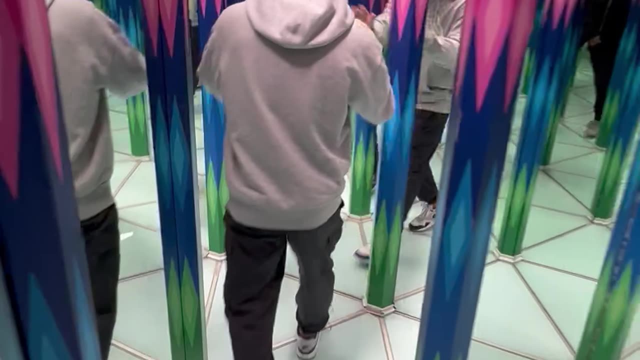 Speed Round Mirror Maze at MetaArtWorld