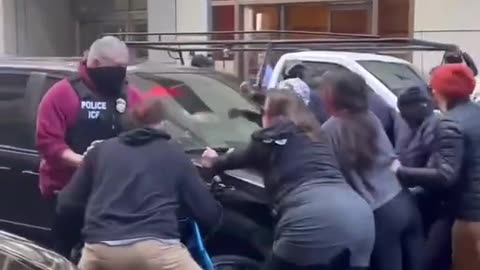 Protesters clash with ICE agents in San Francisco #shot