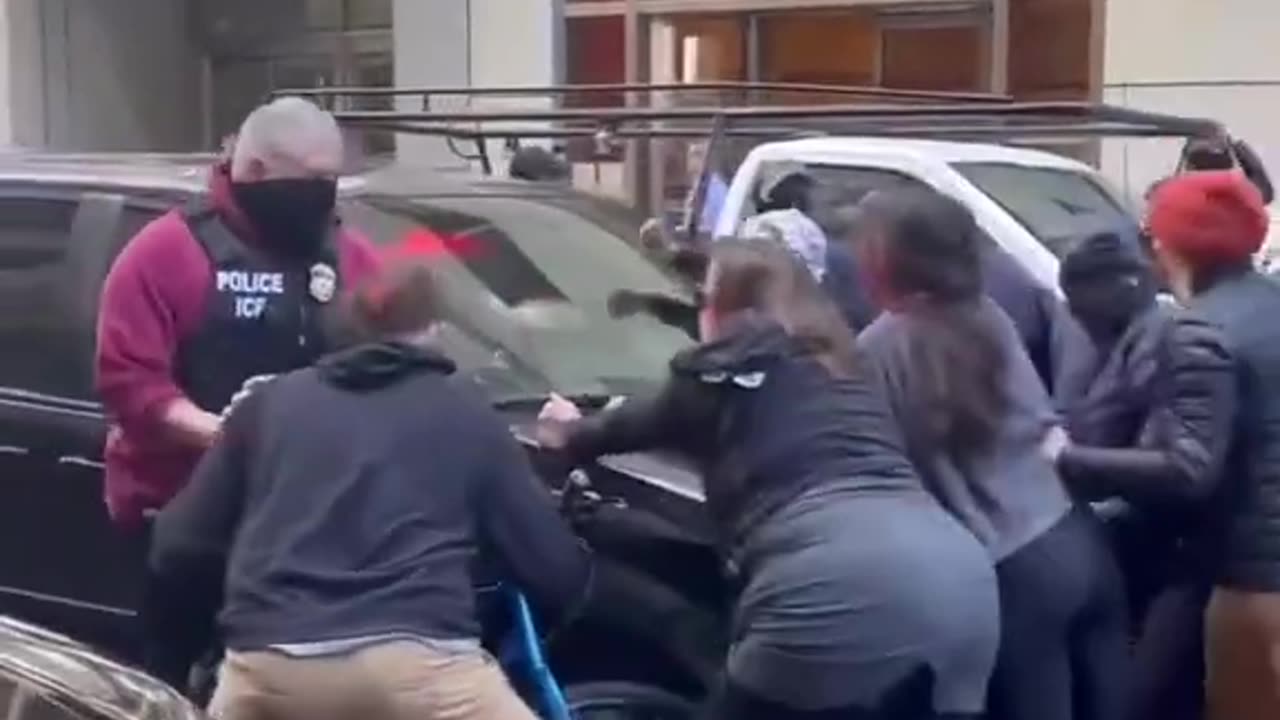 Protesters clash with ICE agents in San Francisco #shot