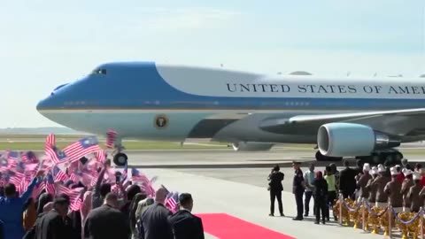 President Trump arrives to a great reception in Malaysia 🇲🇾
