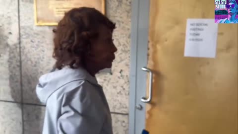 💥 Maxine Waters Gets Door Slammed In Face While Trying To Enter LA Federal Building 