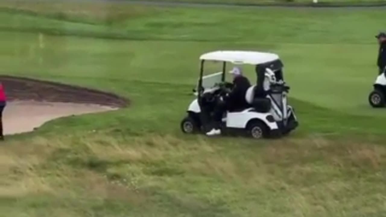 Trump mashtron në golf në Skoci? Videoja bëhet virale në rrjetet sociale