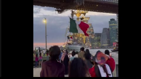 Ship with Mexican flag carrying 200 people hits the Brooklyn Bridge