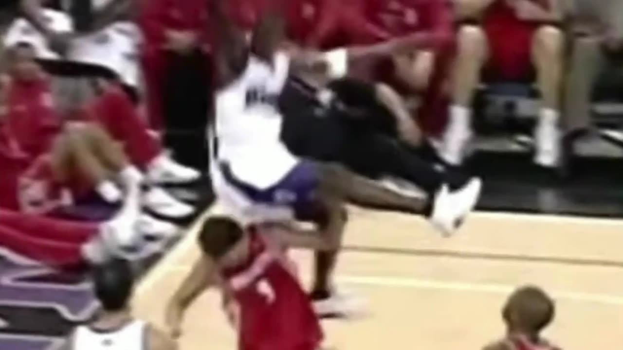 Gerald Wallace Savage Dunk on Bostjan Nachbar! 🏀🚨 #GeraldWallace #NBAHighlights