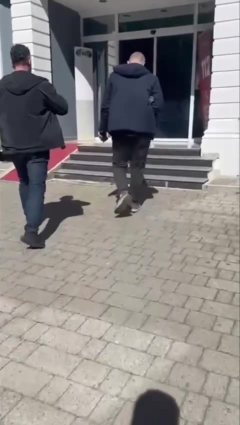 Momenti dorezimit te Roven Zekes dhe Sokol Novakut