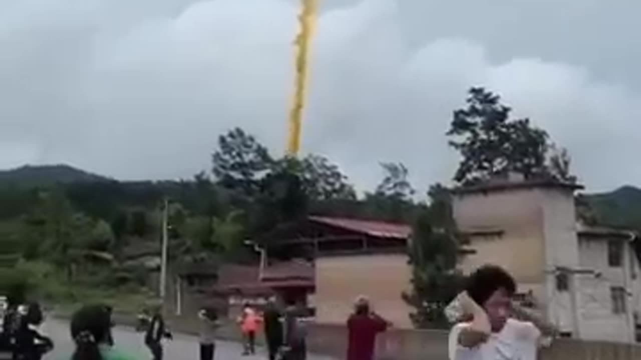 😱China rocket crashes on town 🔥🚨🚨