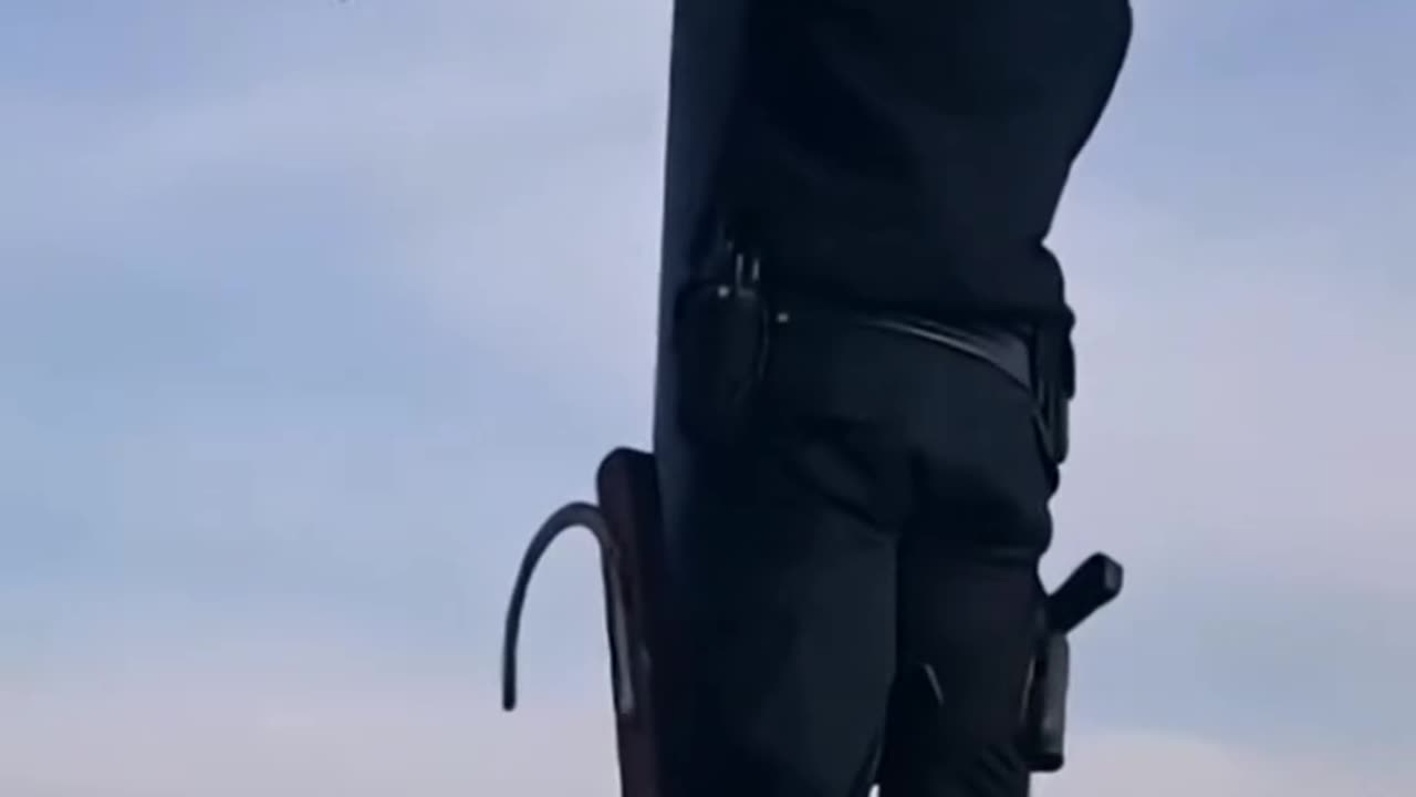 "Police Officer Frees a Bird Stuck in String!" 🐦🆘👮 #shorts