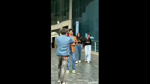are didi aapka phone niche Gir gaya kya wow didi ..😂