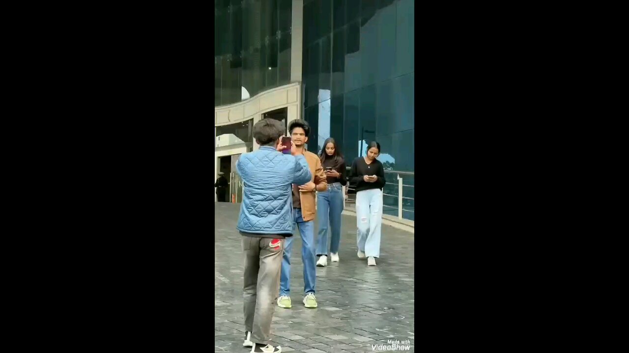 are didi aapka phone niche Gir gaya kya wow didi ..😂