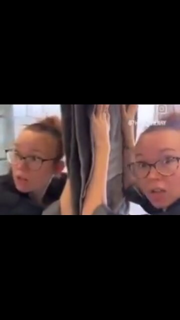 HOW IS THAT MIRROR REFLECTING HER? OPTICAL ILLUSION? ALTERNATE DIMENSION? 🤔