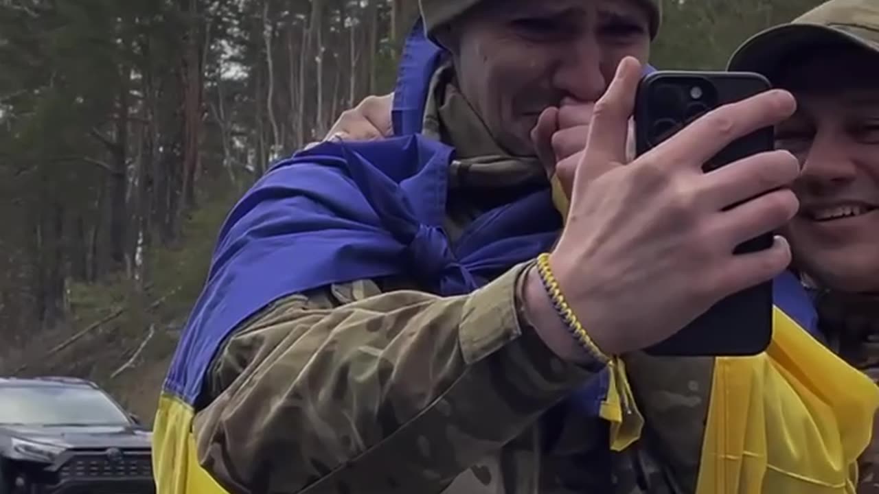ππΊπ¦ "I'm home, mom" - touching footage of today's exchange of defenders