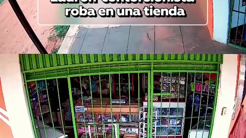 Un joven ingresa a una tienda por una muy pequeña ventana del rejado